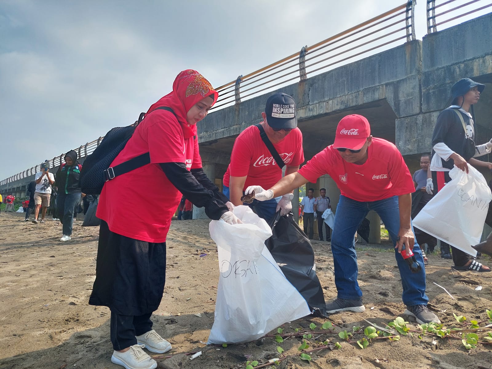Gerakan Aksi Bersih-Bersih Sampah di Belakang di Pantai Padang belakang Pengeran Beach. ( foto: CCEP)