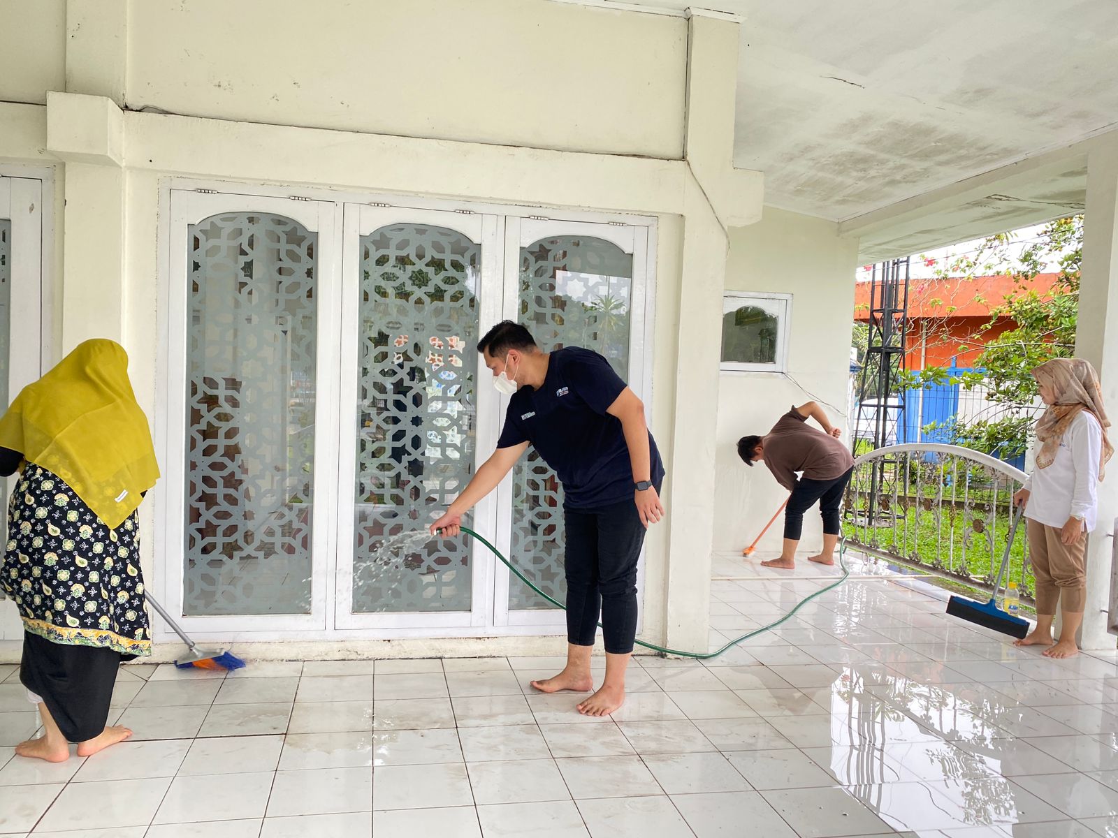 Pelindo Group Jambi Gelar Kegiatan Gerakan Masjid Bersih. (Foto: Pelindo Jambi)