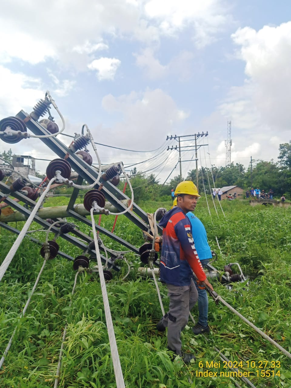 Petugas PLN UP3 Jambi melakukan pemulihan jaringan listrik di Kota Jambi. (foto: PLN)
