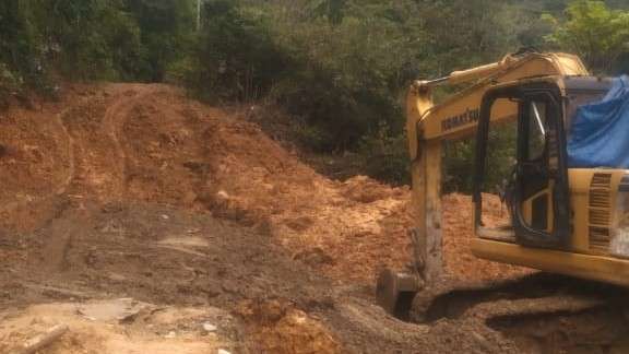 Satu Unit Excavator di Kerahkan Untuk Memperbaiki Akses Menuju Bukit Bulan