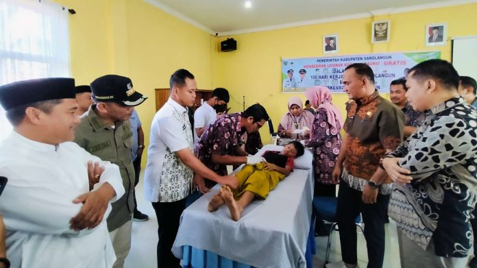 Bupati dan Wakil Bupati Sarolangun Saat Menyaksikan Langsung Kegiatan Sunat gratis di Wilayah Pemerintah Pemkab Sarolangun.