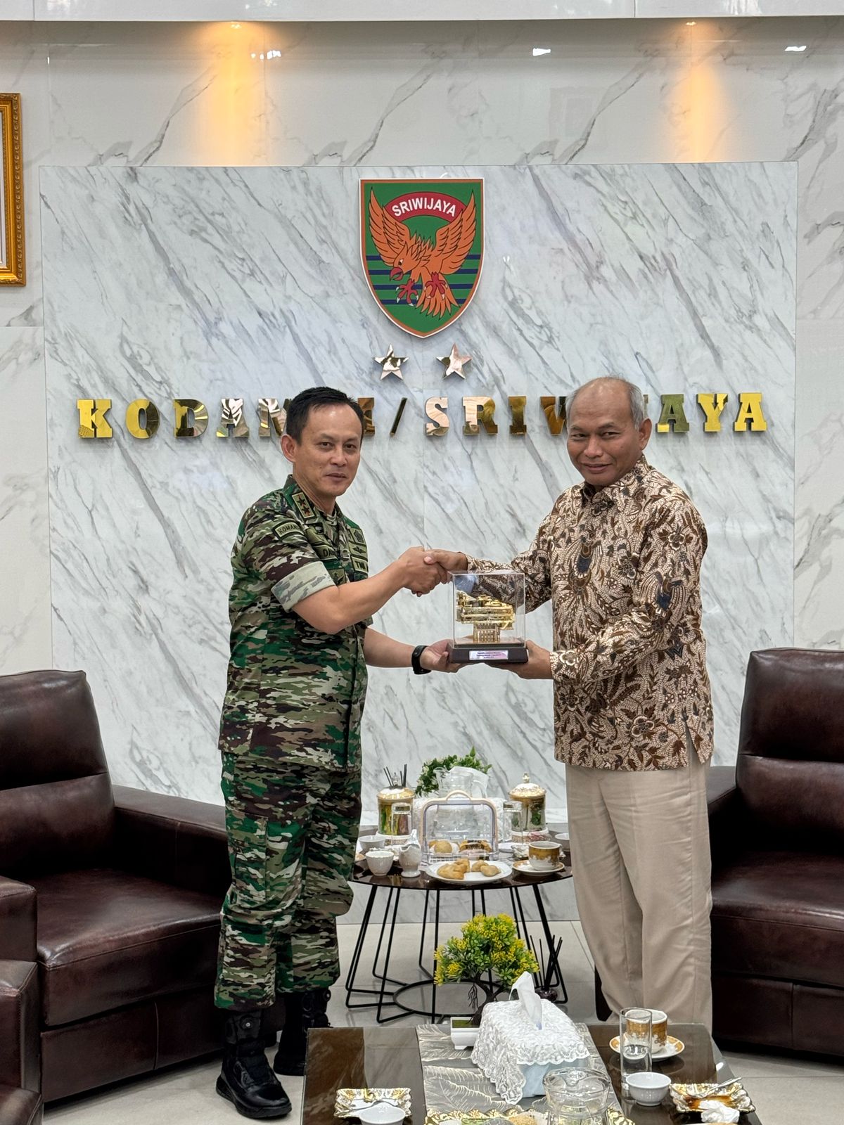 Djoko Siswanto Melakukan pertemuan dengan Pangdam II/SWJ Mayjen TNI Ujang Darwis, MDA. || Dok SKK Migas
