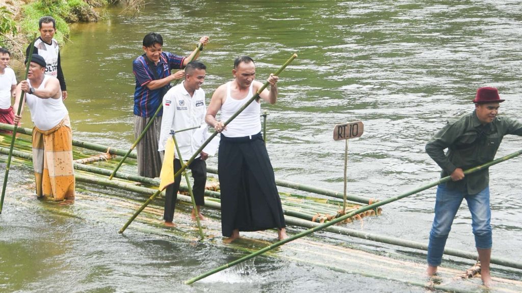 Bupati Hurmin Nampak Mengikuti Berakit Buluh Bersama Masyarakat