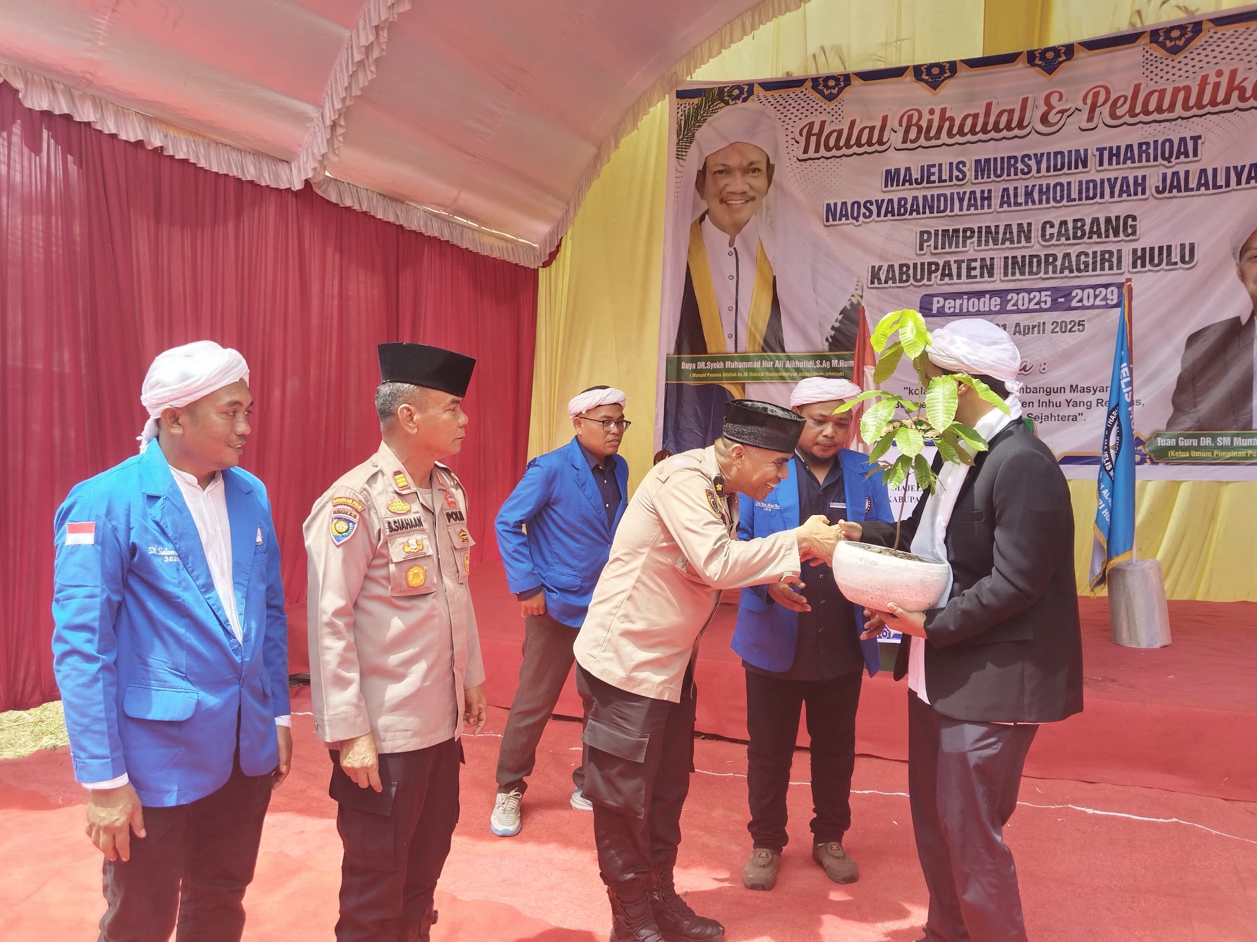 Kapolres Indragiri Hulu AKBP Fahrian Saleh Siregar, saat memberikan hadiah bibit pohon kepada Pimpinan IBS Marjanul Qalbi, Tuan Guru Munawar Kholil